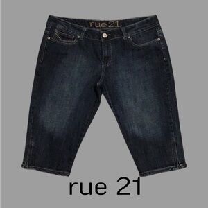RUE 21 Mid Rise Dark Wash Denim Capris with Zipper Side Vents Size 13/14